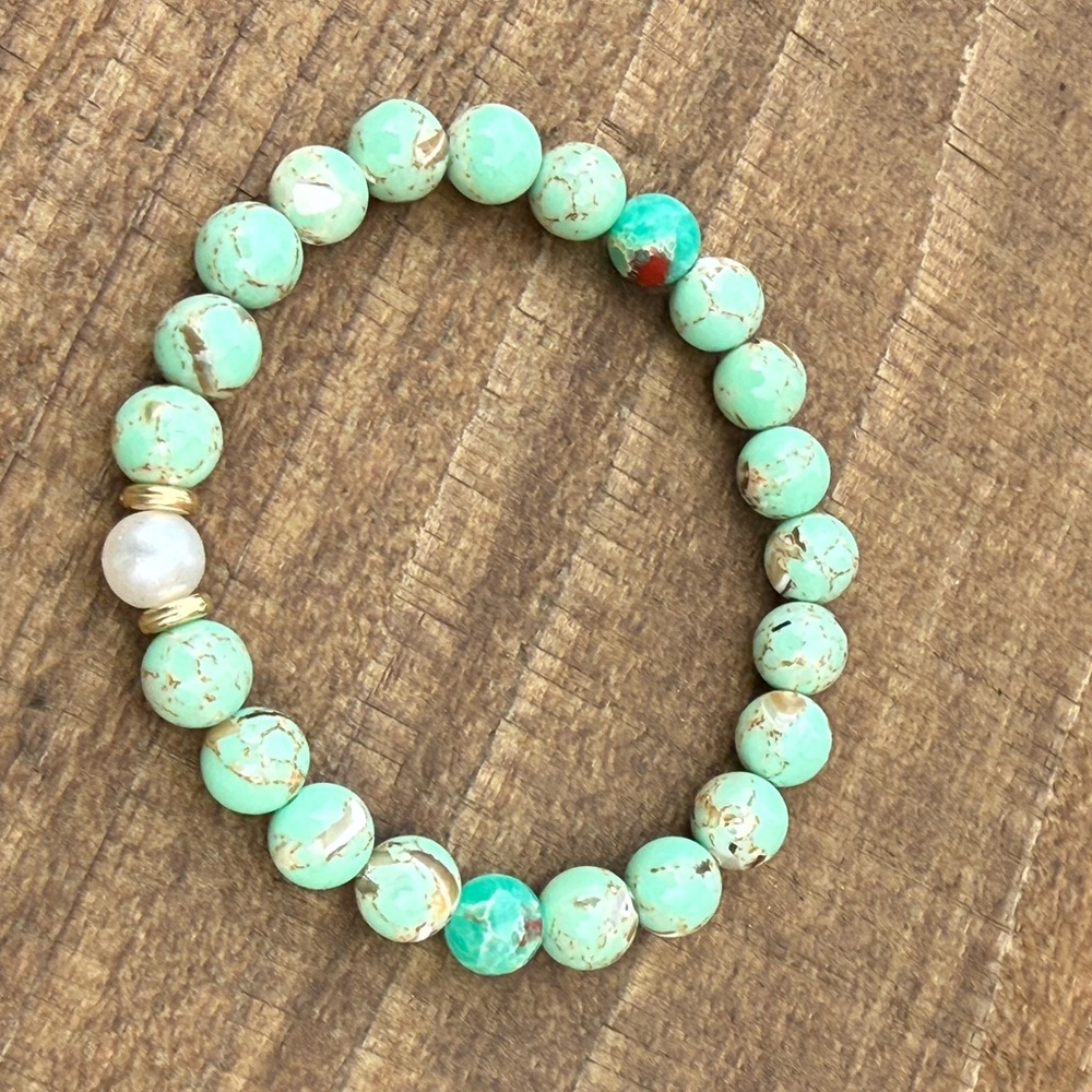 Elegant green howlite Beaded Bracelet with gold and pearl accent.